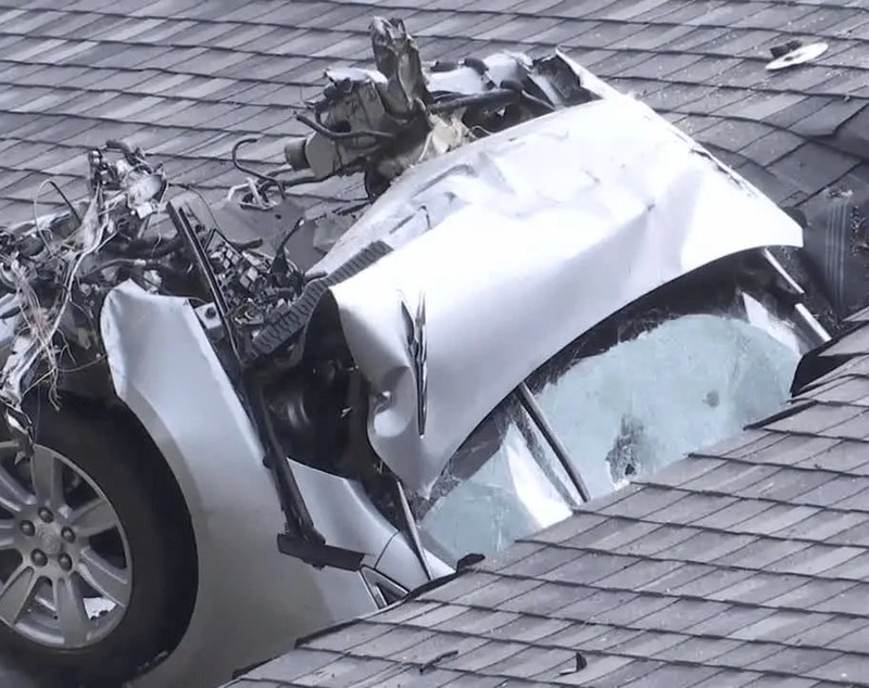 O mașină „zboară” și se înfinge în acoperișul unei clădiri, distrus pentru a doua oară în trei luni. Imagini cu momentul „decolării”| VIDEO
