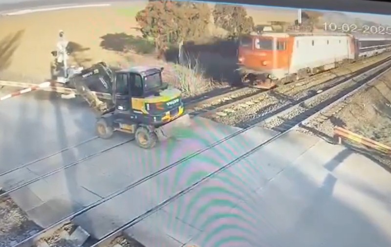Un tren a spulberat un excavator pe calea ferată, la Scroviștea. Circulația feroviară între București și Ploiești a fost întreruptă 