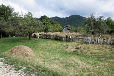 Satul este ascuns între păduri și văi