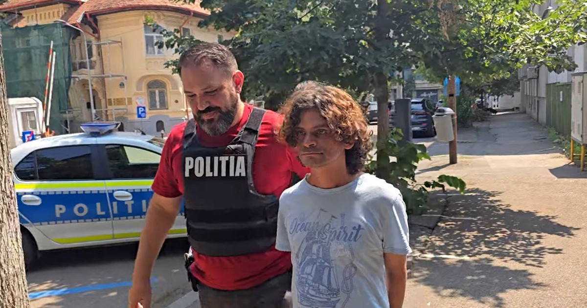 „Antrenorul de genii” Lajos Kristof, flancat de un polițist