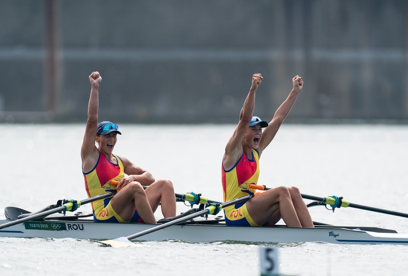 Ancuţa Bodnar și Simona Radiş, la sfârșitul cursei din finala olimpică la dublu vâsle. Foto: Raed Krishan