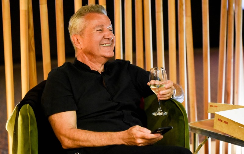 Cum a fost surprins Dan Bittman într-un club din Mamaia alături de o brunetă superbă. Răspunsul ironic când a fost întrebat dacă iubește din nou
