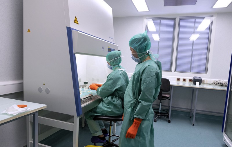 Ne descălțăm sau nu la intrare? 96% dintre pantofi poartă bacterii întâlnite frecvent în materiile fecale