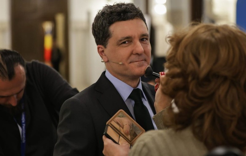 Cum s-a îmbrăcat partenera lui Nicușor Dan la cea de-a doua dezbatere prezidențială de la Palatul Cotroceni. Mirabela a purtat brandul Andreei Raicu