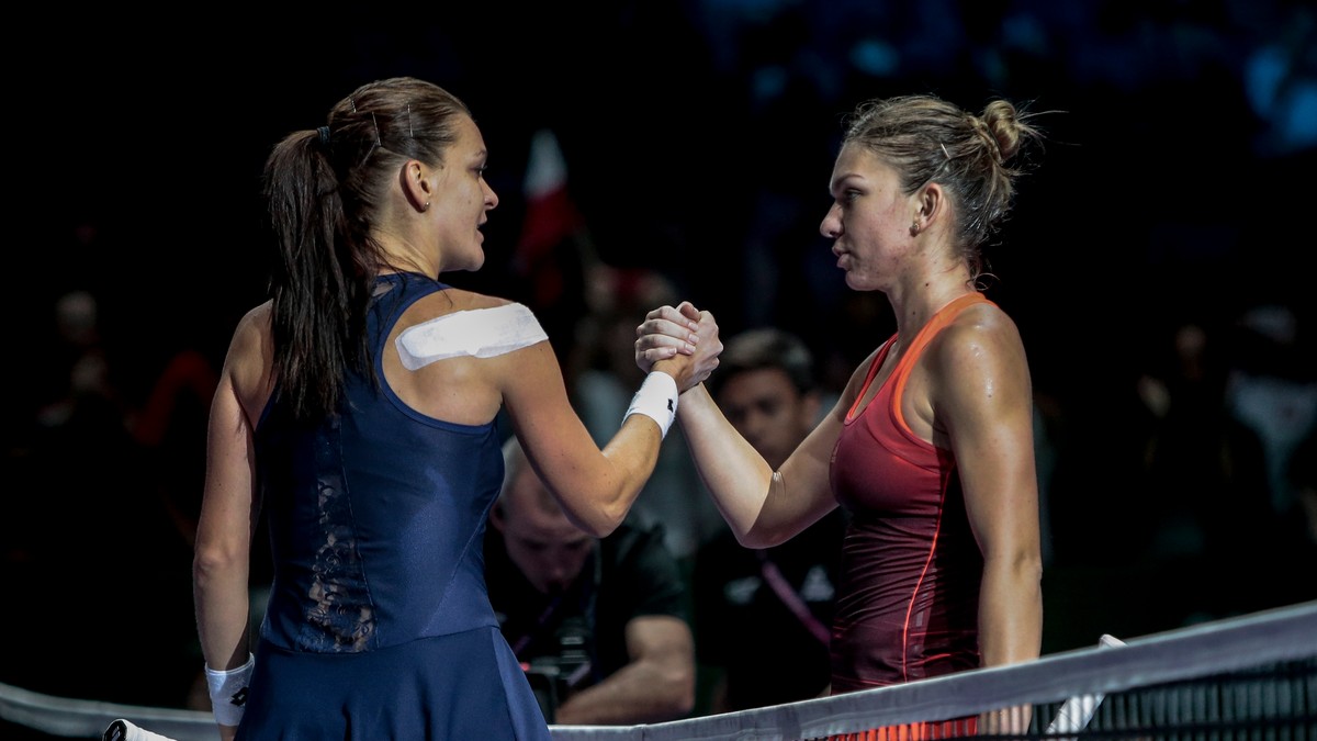 Simona Halep (dreapta) strânge mâna Agnieszkăi Radwanska, la sfârșitul unui meci de tenis. (FOTO: EPA)