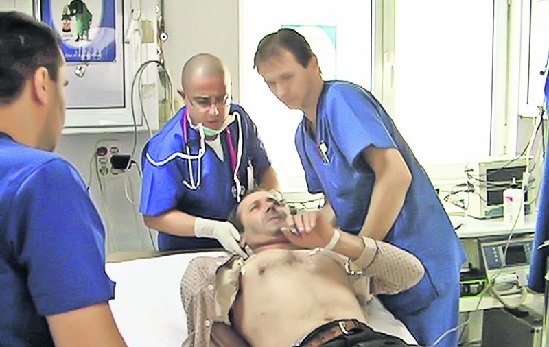 A ajuns la spital cu braţul în pungă