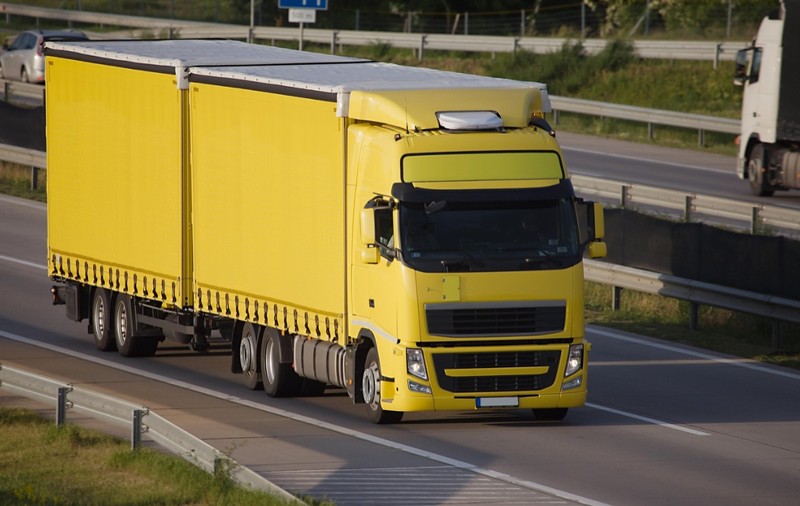 Un șofer de TIR a vândut toată marfa pe care o transporta cu 1.200 de euro, deși valora 113.000 de euro, apoi a abandonat camionul, în Spania