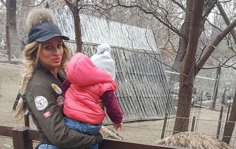 Ce spune Sânziana Buruiană despre faptul că-și alăptează fetița la trei ani. "Niciodată nu am încercat să opresc asta" | FOTO