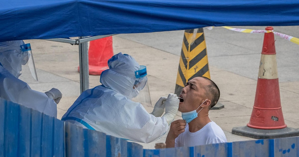 Un bărbat este testat pentru COVID-19 într-un oraș din China | Foto: EPA