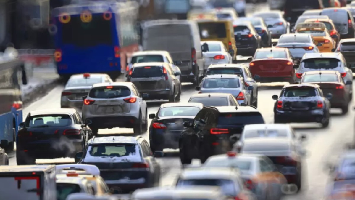 Mașini în trafic aglomerat.
