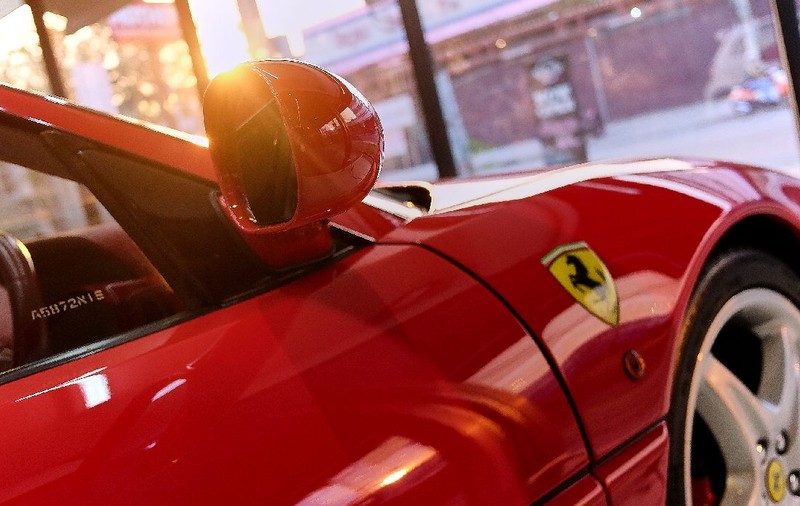 Un bărbat a vrut să vândă un Ferrari fals cu 60.000 de euro și a fost obligat să distrugă mașina