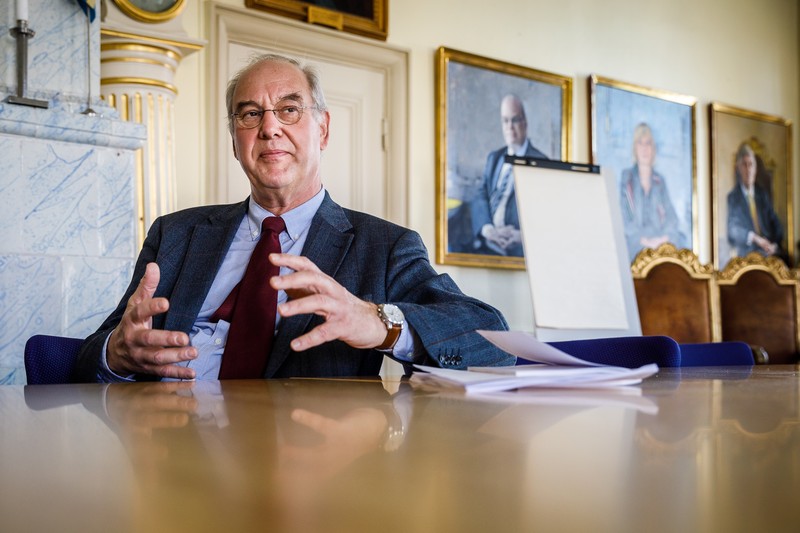 7. Judecătorul Nils Karlberg care a participat la sentința finală încearcă să explice cazul complicat