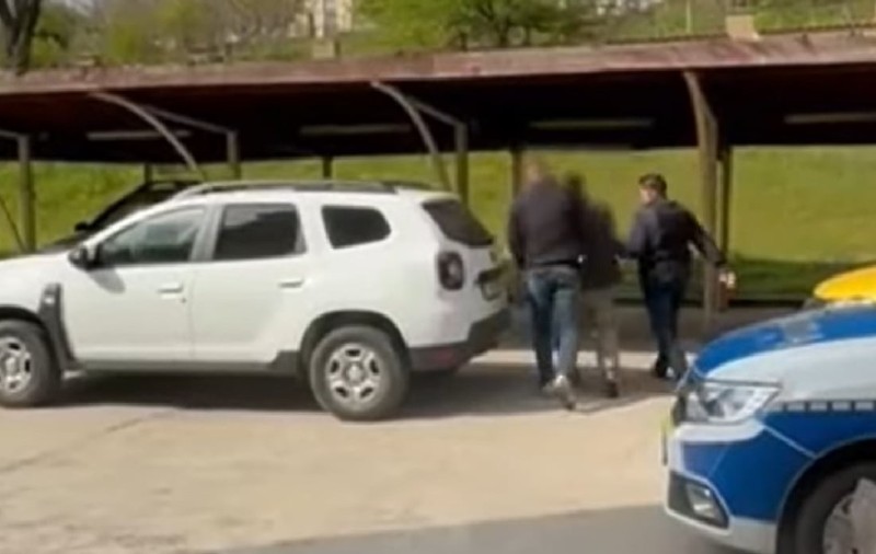 Un șofer fără permis din Dolj a fost urmărit de poliție până în casa părintească: fratele său i-a lovit pe polițiști și i-a amenințat cu moartea