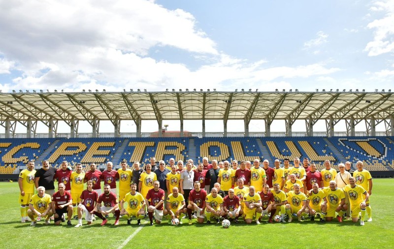Petrolul și Rapid au încins la Ploiești un meci demonstrativ, reeditare a finalei Cupei României din 1995. Show Budescu, la petrecere