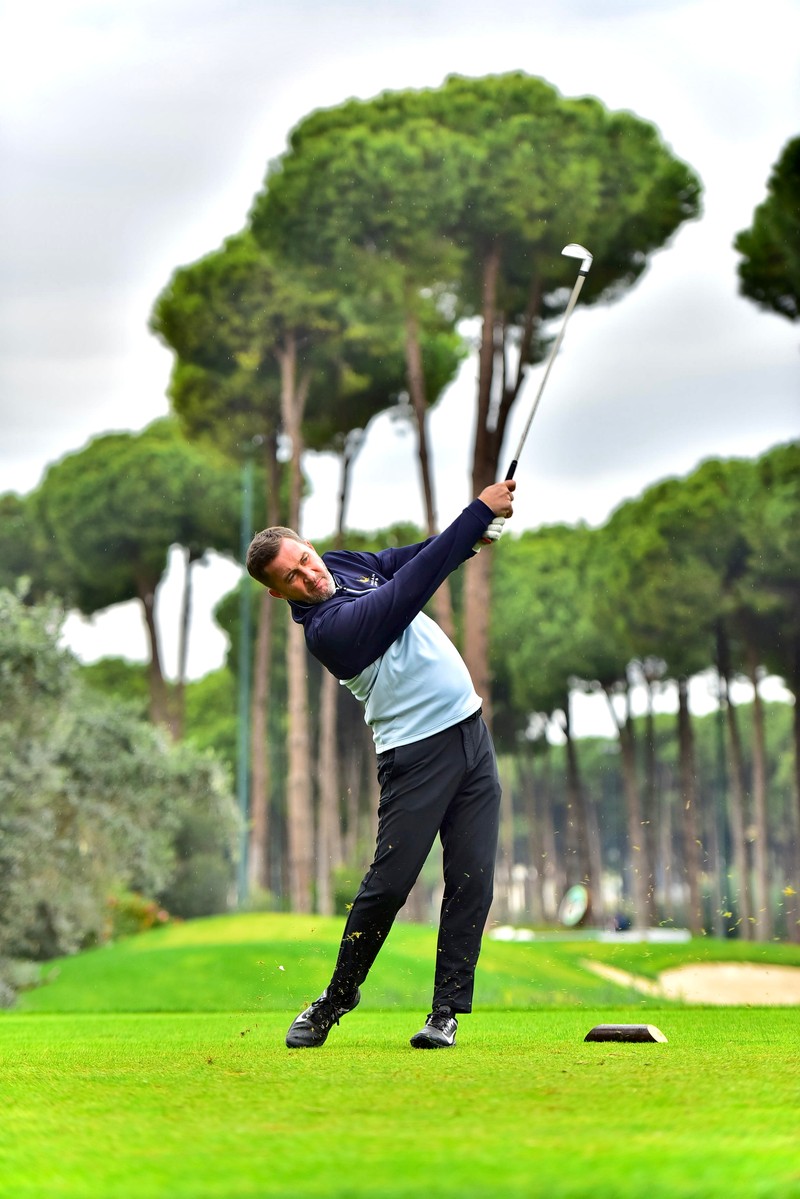 în România, sunt doar două terenuri de golf mari, așa că iubitorii acestui sport caută terenurile din străinătate