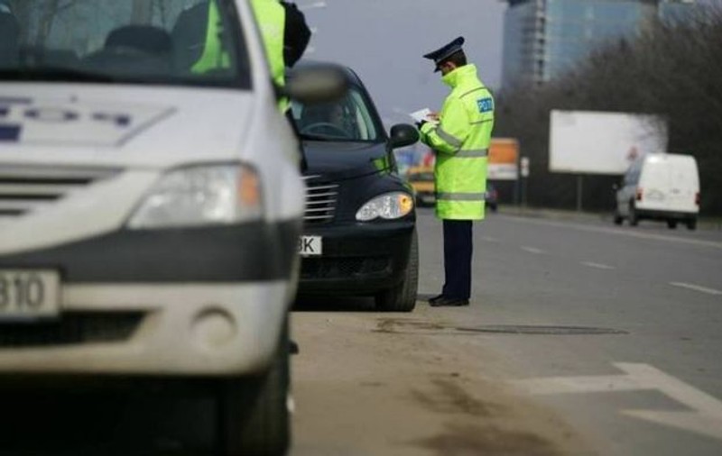 Amenzi de peste 2,6 milioane de lei date de polițiști în ultimele 24 de ore. Peste 600 de permise de conducere, reţinute