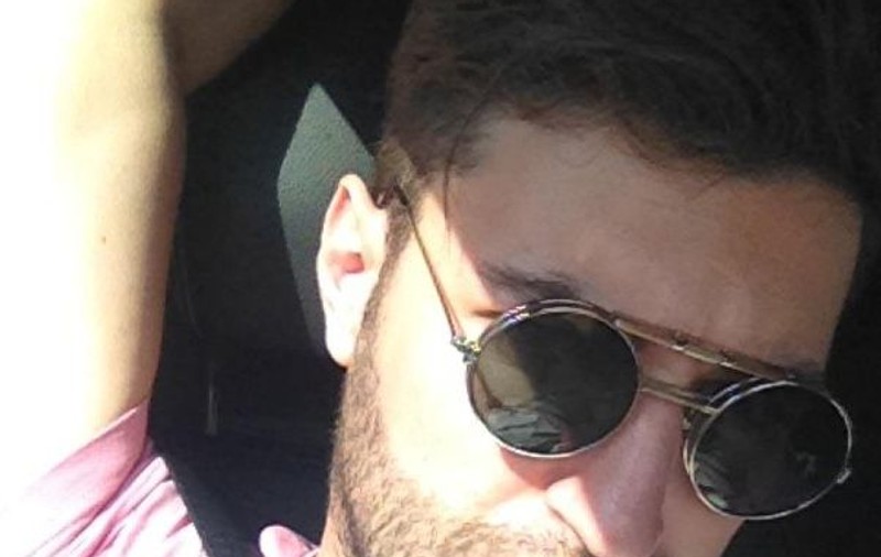 Smiley poartă ochelari de soare chiar și când doarme