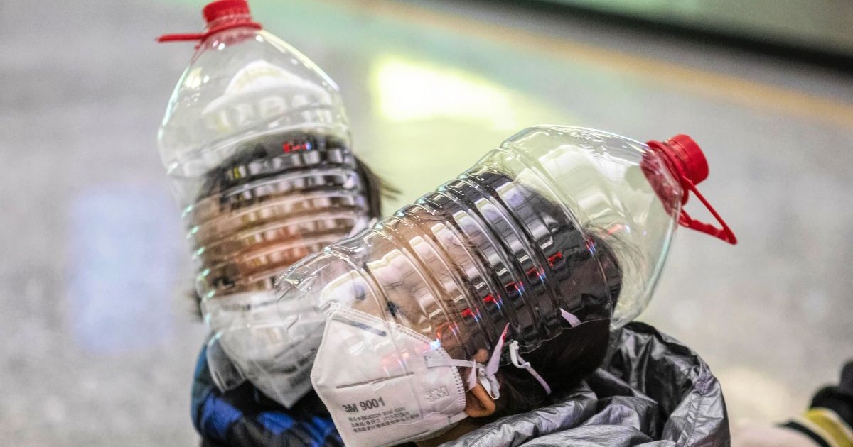 Do copii din Guangzhou, China, poartă măști improvizate pentru a se feri de coronavirus FOTO: EPA