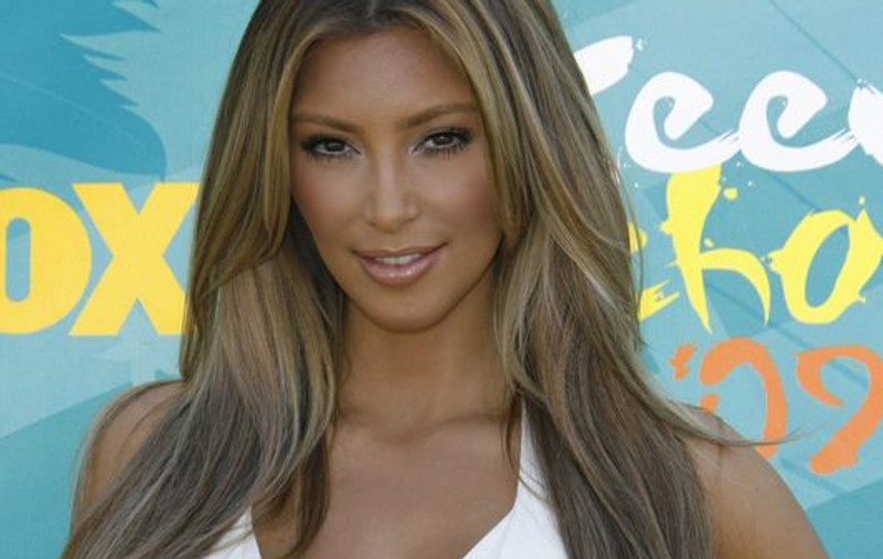 Ce bine îi stă blondă lui Kim Kardashian !