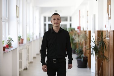 Mădălin Ghiuler, pe holurile Școlii nr. 9 din Focșani | Foto: Dumitru Angelescu