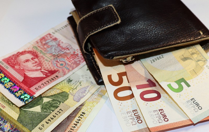 Un bulgar a adus la bancă trei canistre pline cu monede leva, ca să le schimbe în euro