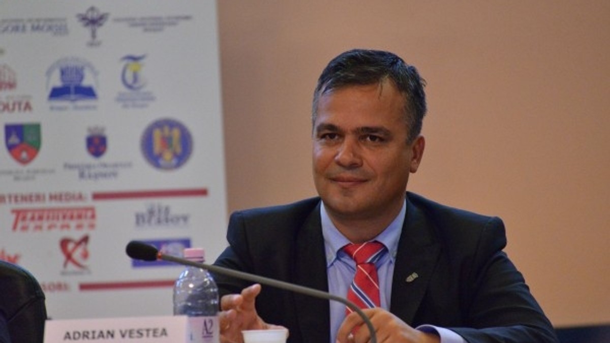 Cum explică șeful Consiliului Județean Brașov, Adrian Veștea, fotografia în care apare alături de un interlop și de consilierul PNL Andrei Kadas