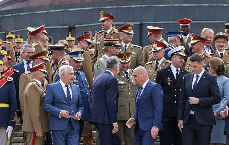 Ziua Forțelor Terestre 2025. Ilie Bolojan a vizitat fără Marcel Ciolacu expoziția de echipamente și tehnică militară din Parcul Carol | VIDEO