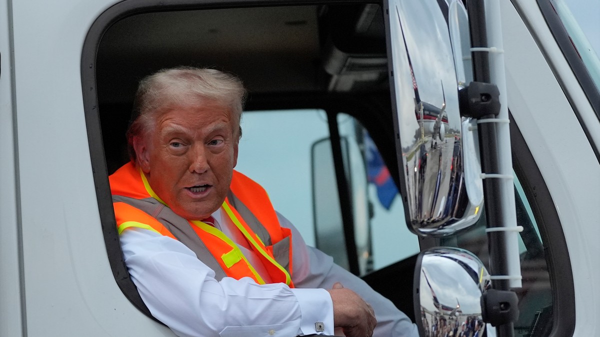 Donald Trump a condus o masina de gunoi Sursă: Profimedia