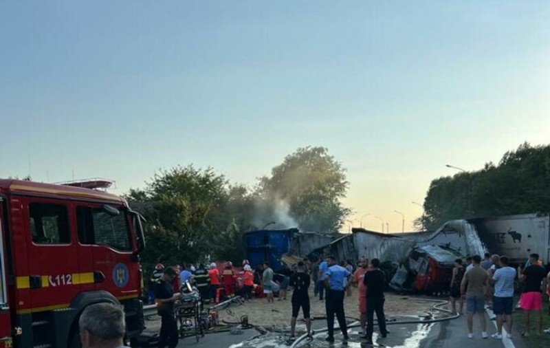 Două TIR-uri încărcate cu cereale au luat foc, după ce s-au ciocnit pe DN 2A, în județul Ialomița. Șoferii, duși inconștienți la spital