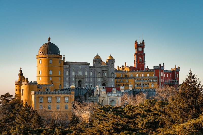 Palatul Pena din Sintra. Într-o zi fără nori poate fi văzut încă din Lisabona. Foto: Shutterstock