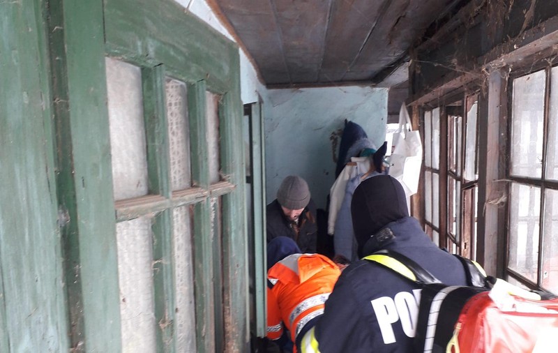 ISU Prahova, intervenție cu șenilata pentru salvarea a doi bolnavi izolați din cauza zăpezii