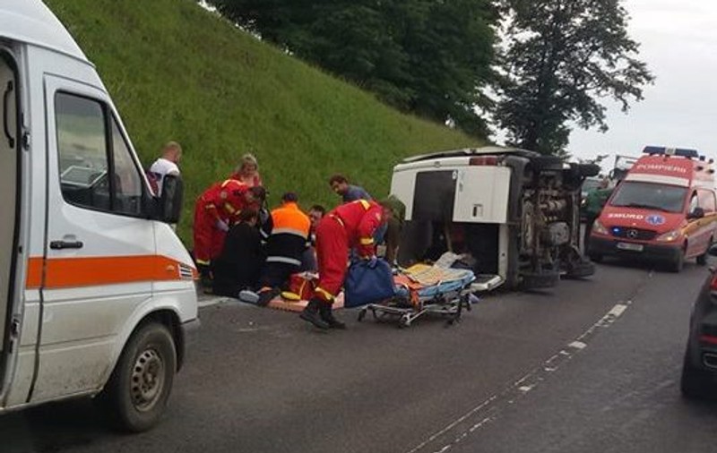Un microbuz s-a răsturnat pe DN14, în județul Sibiu. Patru pasageri au fost răniți (VIDEO)