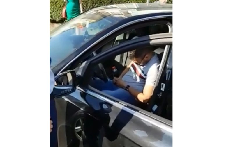 VIDEO | Un șofer mort de beat a adormit într-o intersecție din Focșani