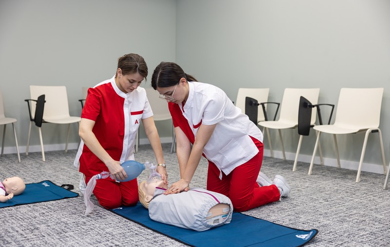 Studenția la Academia Europeană pentru Asistenți Medicali: povestea Cristianei Dinescu și a Elenei Iancovici