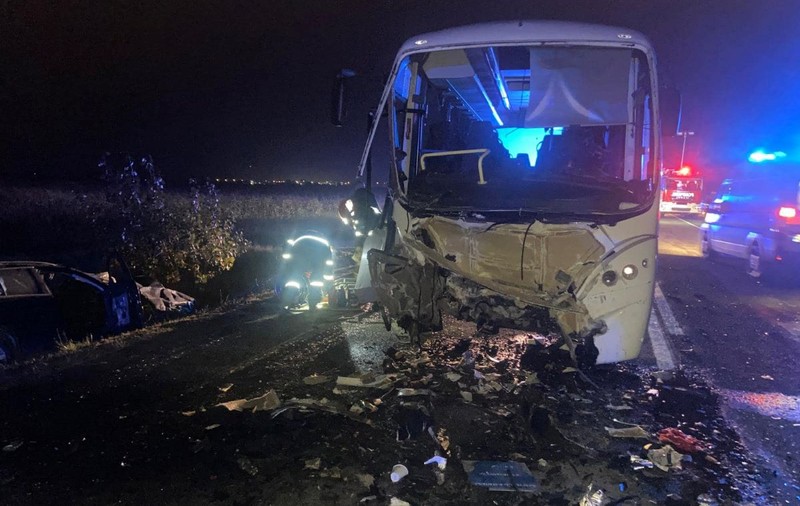 Un băiat de 17 ani a murit și 21 de persoane au fost rănite, după ce mașina condusă de minor și un microbuz s-au ciocnit în județul Hunedoara