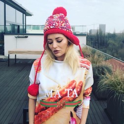 Delia, în scandal cu fanii. I-a jignit pe unii dintre cei care au comentat despre tricourile ei cu cârnați