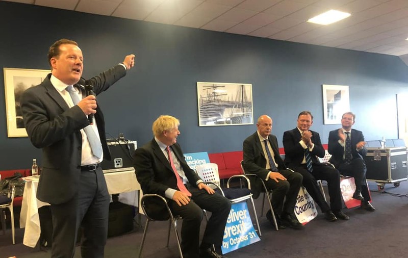 Un deputat britanic, inculpat pentru agresiune sexuală. Majoritatea conservatorilor devine fragilă