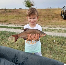 Milan Borcea e deja un fan al pescuitului, la doar câțiva anișori Foto: arhiva familiei