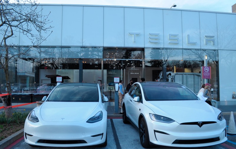 Tesla va concedia peste 10% din angajații săi la nivel global. Motivul invocat de companie
