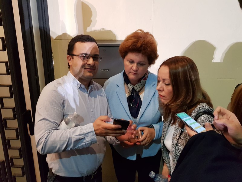 Membri USR, căutând ultimele informații privind prezența la vot