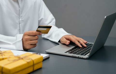 Românii alocă 1.800 de lei pentru cumpărăturile de Black Friday în 2025. Electronicele și hainele, pe primele locuri în preferințe