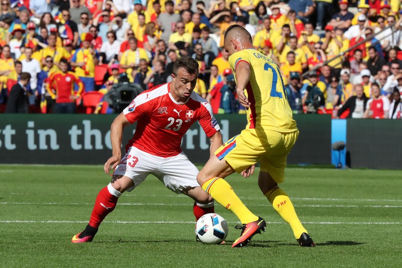 Dragoș Grigore (cu spatele) a fost liderul tricolorilor la capitolul pase încercate la Euro 2016. (FOTO: EPA)
