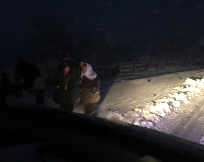 Femei însărcinate, blocate în zăpadă în județul Galați. Au fost salvate cu șenilata