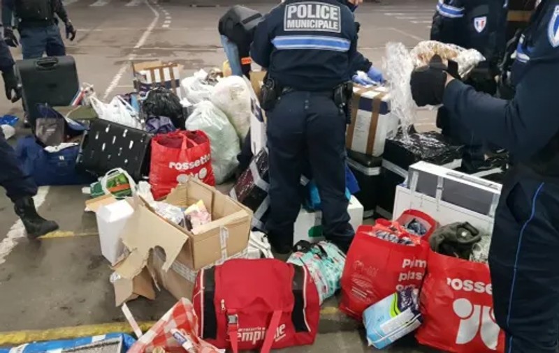 VIDEO | Colete cu mâncare și alcool trimise de români rudelor din Franța, distruse de poliția locală