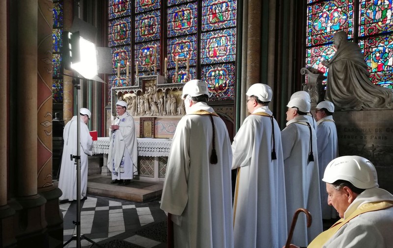 FOTO | Prima slujbă în Catedrala Notre-Dame a fost oficiată de preoți cu căști de protecție pe cap