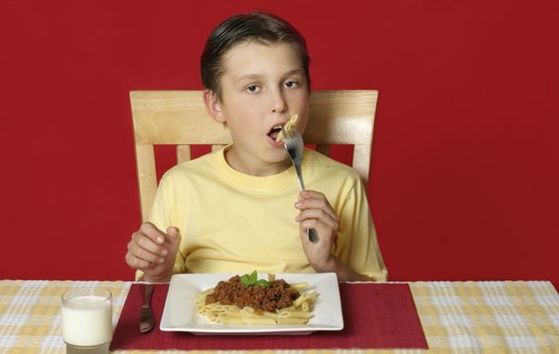 Cum să-ţi înveţi copilul bunele maniere la masă