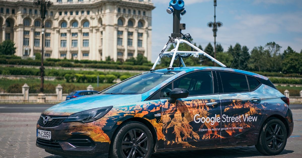Mașina Google Street View, fotografiată în București, România, în fața Palatului Parlamentului.