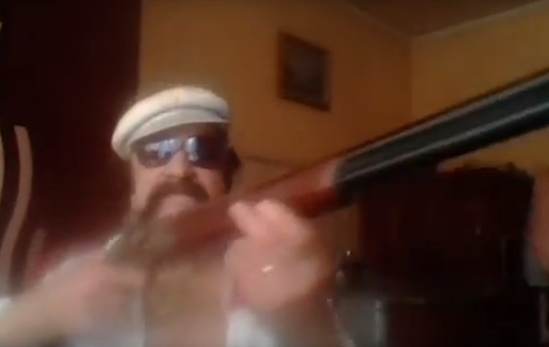 LIMBAJ LICENȚIOS | Capul unei rețele de tăietori ilegali de lemne, amenințări în direct cu pistolul și sabia: „Vă omor și pe voi, și pe copiii voștri”