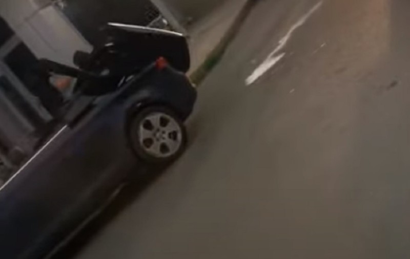 VIDEO | O tânără a ajuns în comă, după ce şi-a prins capul în sistemul de decapotare al unei maşini