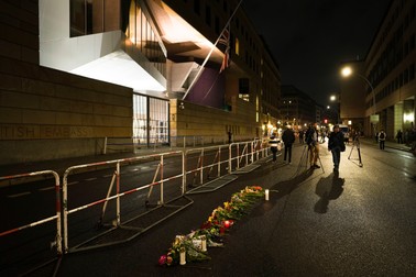 La Berlin, flori și lumânări au fost depuse în fața Ambasadei Marii Britanii. Foto: Profimedia